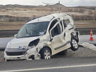 Sivas'ta emniyet kemeri takmayan sürücü, kazada araçtan fırladı