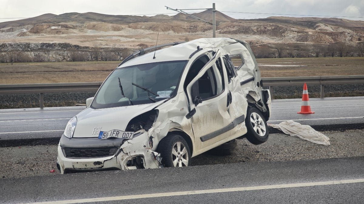 Sivas'ta emniyet kemeri takmayan sürücü, kazada araçtan fırladı
