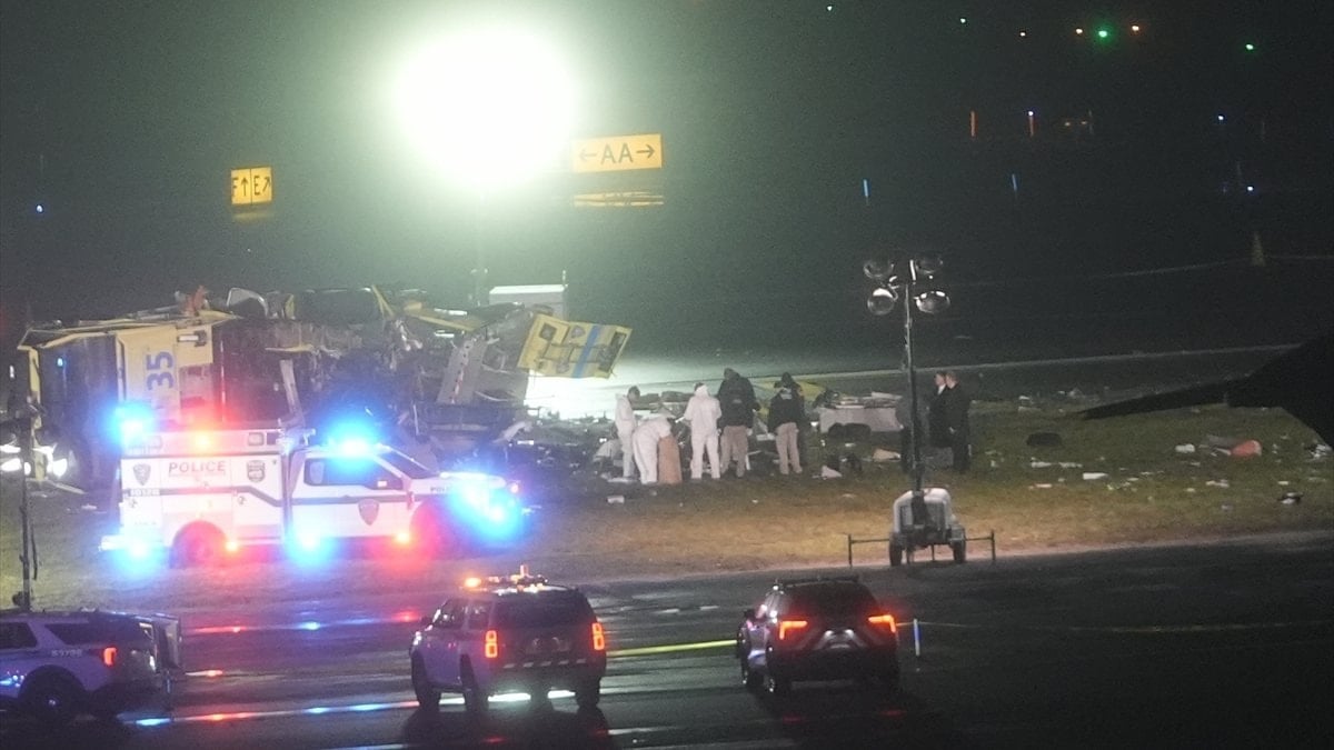 ABD'de iniş yapan uçak itfaiye aracına çarptı: Pilotlar hayatını kaybetti