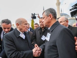 Devlet Bahçeli ile Özgür Özel, şehit cenazesinde bir arada