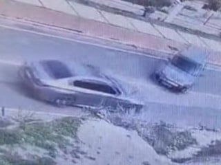 İzmir'de kaza yapan sürücüye yumruklu saldırı kameraya yansıdı