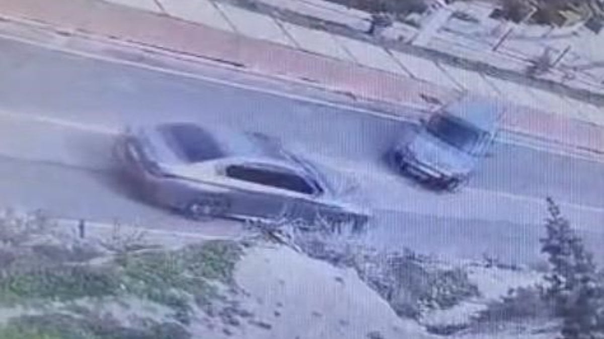 İzmir'de kaza yapan sürücüye yumruklu saldırı kameraya yansıdı