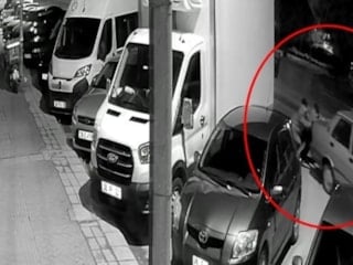 Eskişehir'de film gibi hırsızlık: Otomobili iterek çalıp götürdüler