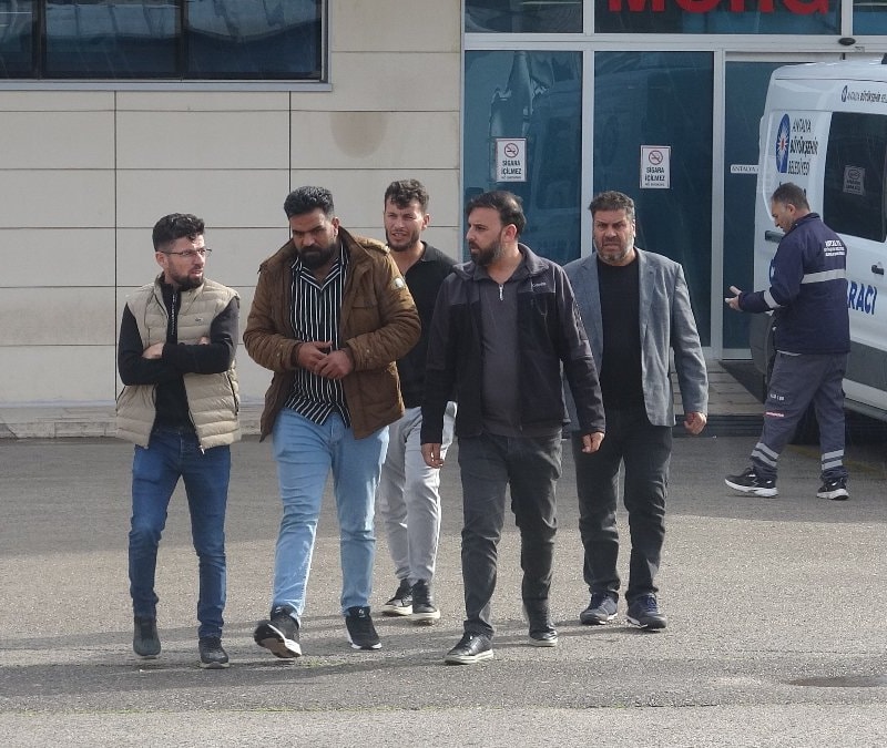 Antalya'da kızı ve 5 torununun cenazesini teslim alan adam yürekleri dağladı