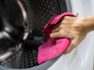 Meğer sırrı tuzdaymış: Çamaşır makinesine 1 çay kaşığı ekleyince bakın neler oluyor