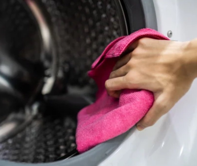 Meğer sırrı tuzdaymış: Çamaşır makinesine 1 çay kaşığı ekleyince bakın neler oluyor