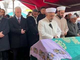 Fatih'te çöken binanın enkazında can veren kadın son yolculuğuna uğurlandı