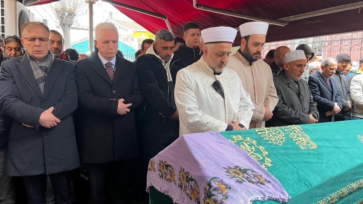 Fatih'te çöken binanın enkazında can veren kadın son yolculuğuna uğurlandı