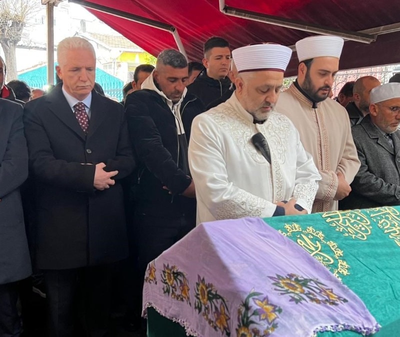 Fatih'te çöken binanın enkazında can veren kadın son yolculuğuna uğurlandı