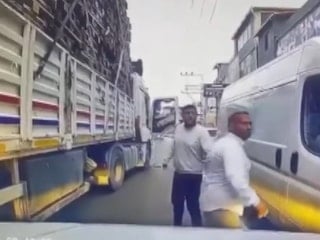 Adana'da tır sürücüsü, yanındaki kişiyle birlikte otomobil sürücüsüne saldırdı