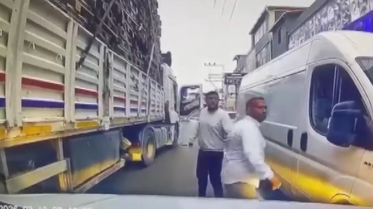 Adana'da tır sürücüsü, yanındaki kişiyle birlikte otomobil sürücüsüne saldırdı