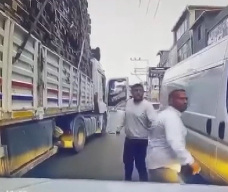 Adana'da tır sürücüsü, yanındaki kişiyle birlikte otomobil sürücüsüne saldırdı