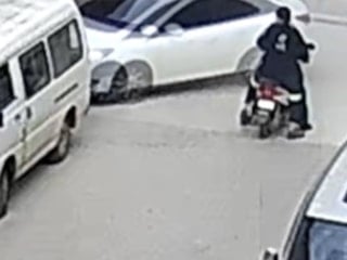 Manisa'da otomobil motosikletliye çarpmamak için bakkala daldı