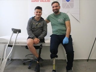 Malatya'da ampute teknikeri, depremzedelere destek oluyor