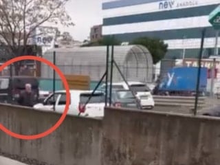 Bursa'da aşlı adam trafikte zor anlar yaşattı