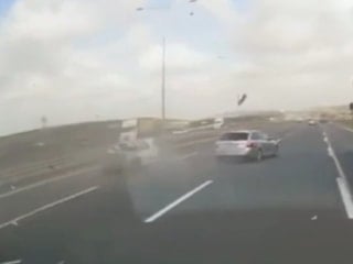 İstanbul'da makas atan sürücünün bariyere çarptığı kaza kamerada