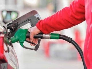 Orta Doğu'daki savaş küresel yakıt krizini tetikledi: Slovenya'da benzin satışına limit