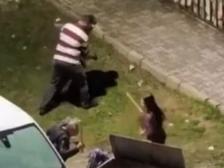 Malatya'da eski eşiyle tartıştı: Komşular sopayla dövdü