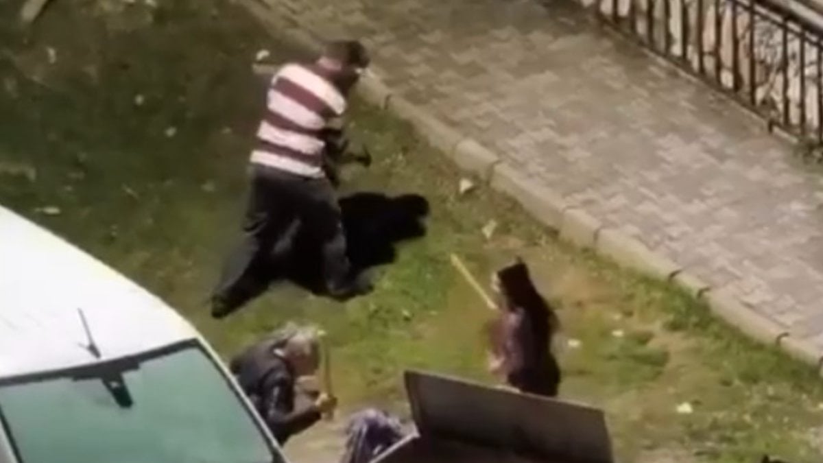 Malatya'da eski eşiyle tartıştı: Komşular sopayla dövdü