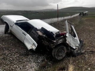 Afyonkarahisar’da feci kaza: Otomobil ikiye bölündü