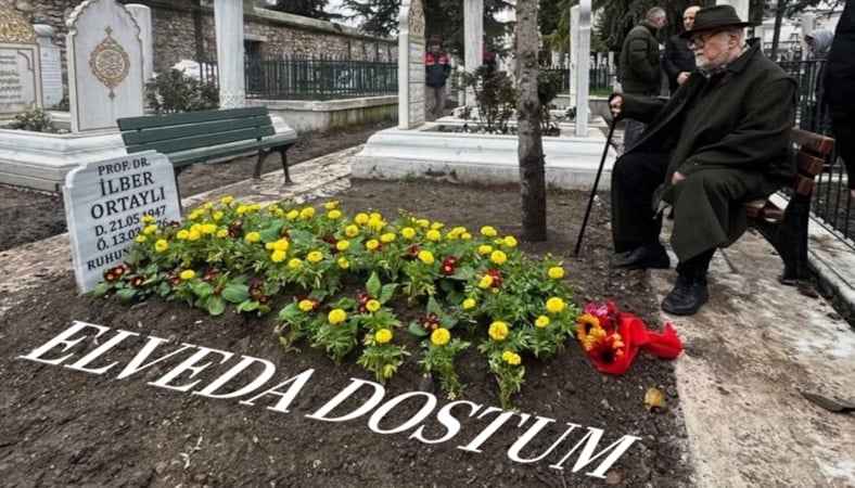 Celal Şengör ve Fatih Altaylı, İlber Ortaylı'nın mezarında