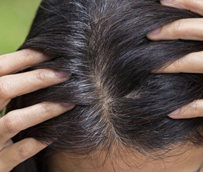 Kimyasal kullanmak yok: Beyaz saçları kapatan ev yapımı doğal boya tarifi