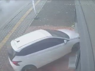 Osmaniye’de otomobilin iş yerine daldığı kaza kameraya yansıdı