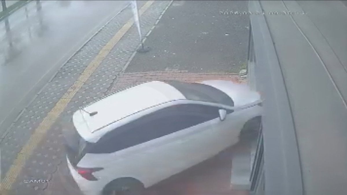 Osmaniye’de otomobilin iş yerine daldığı kaza kameraya yansıdı