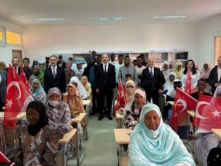 Uğur İbrahim Altay'ın Moritanya ziyaretinde Afrikalı öğrenciden İstiklal Marşı sürprizi