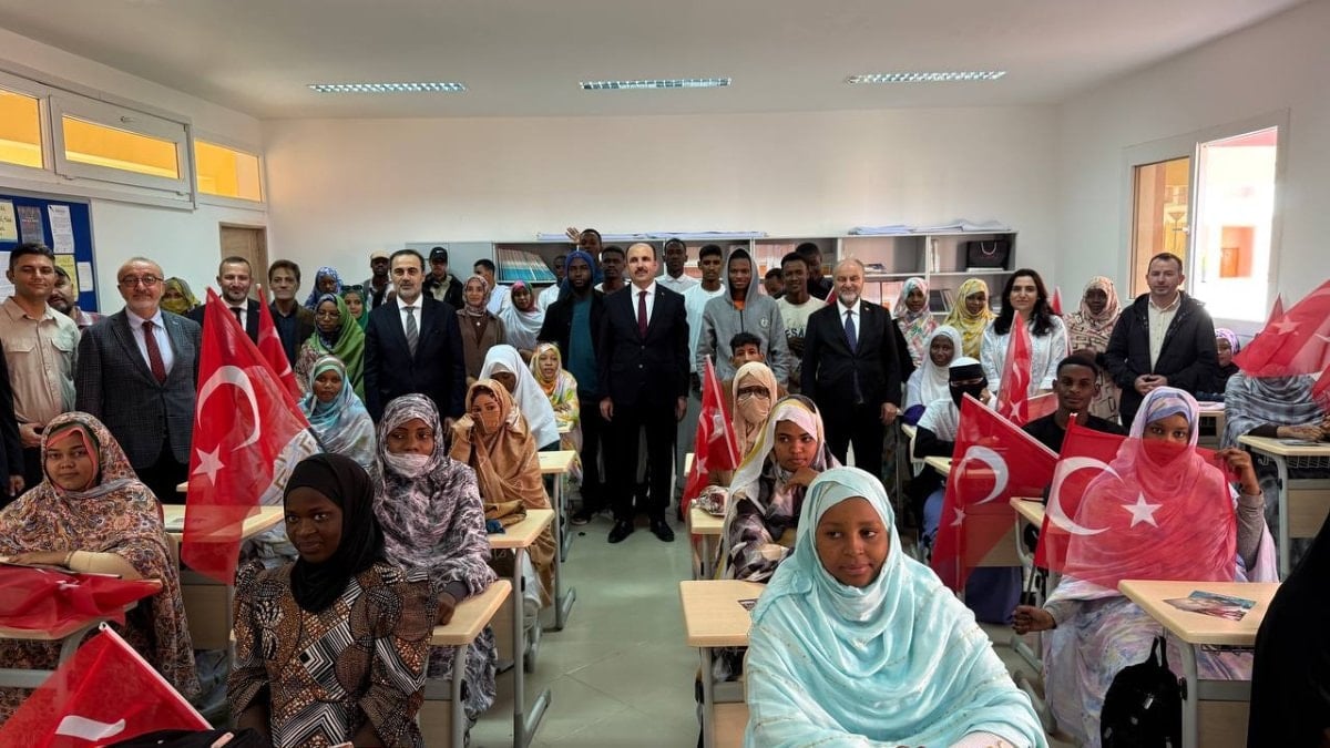 Uğur İbrahim Altay'ın Moritanya ziyaretinde Afrikalı öğrenciden İstiklal Marşı sürprizi