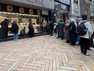 Altın fiyatları düşünce kuyruklar uzadı: Kocaeli'de kuyumcular doldu taştı
