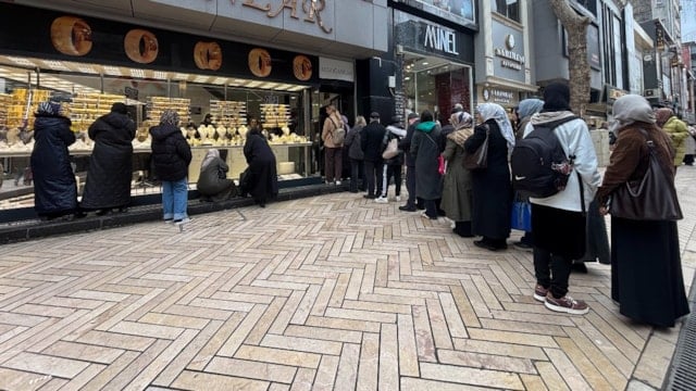 Altın fiyatları düşünce kuyruklar uzadı: Kocaeli'de kuyumcular doldu taştı