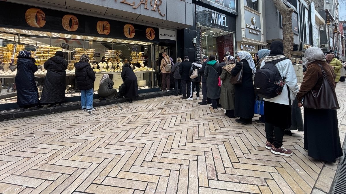 Altın fiyatları düşünce kuyruklar uzadı: Kocaeli'de kuyumcular doldu taştı