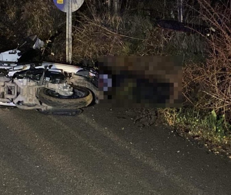 Bursa'da devrilen motosikletin sürücüsü can verdi