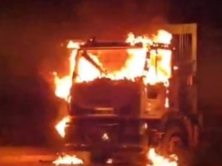 Van'da çöp kamyonu alev alev yandı