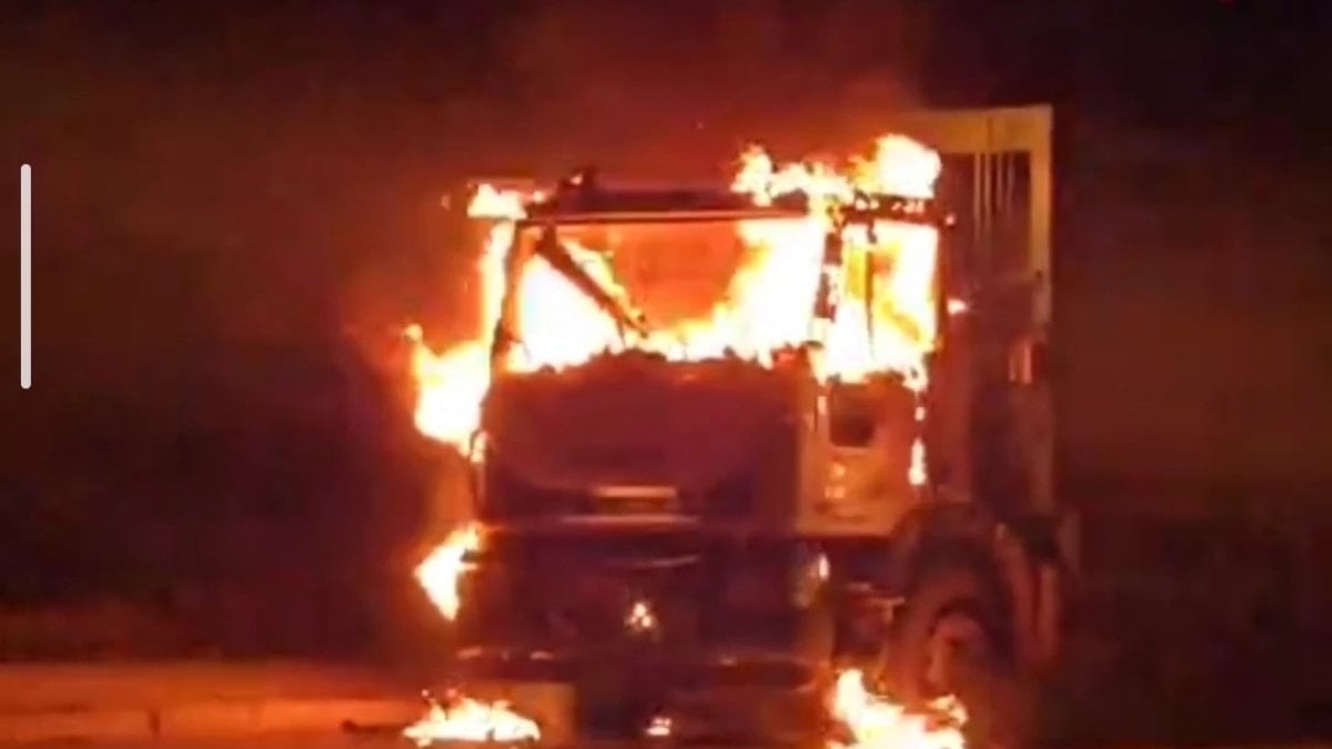 Van'da çöp kamyonu alev alev yandı