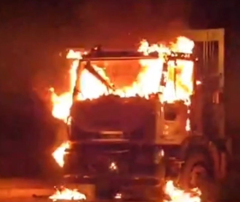 Van'da çöp kamyonu alev alev yandı