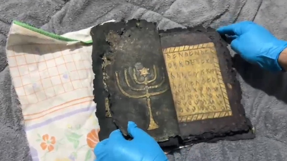 Aydın’da altın işlemeli dua kitabı ele geçirildi