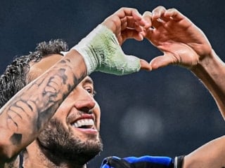 Ünlü futbolcu Hakan Çalhanoğlu evliliğin sırrını verdi: O konuşuyor, ben dinlemiyorum
