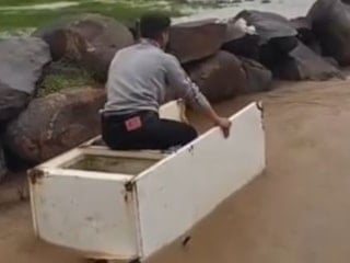 Mardin’de sel sularında buzdolabı kasasıyla ilerledi