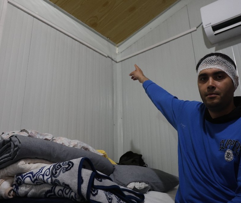 Hatay'da yorgun mermi başına isabet etti