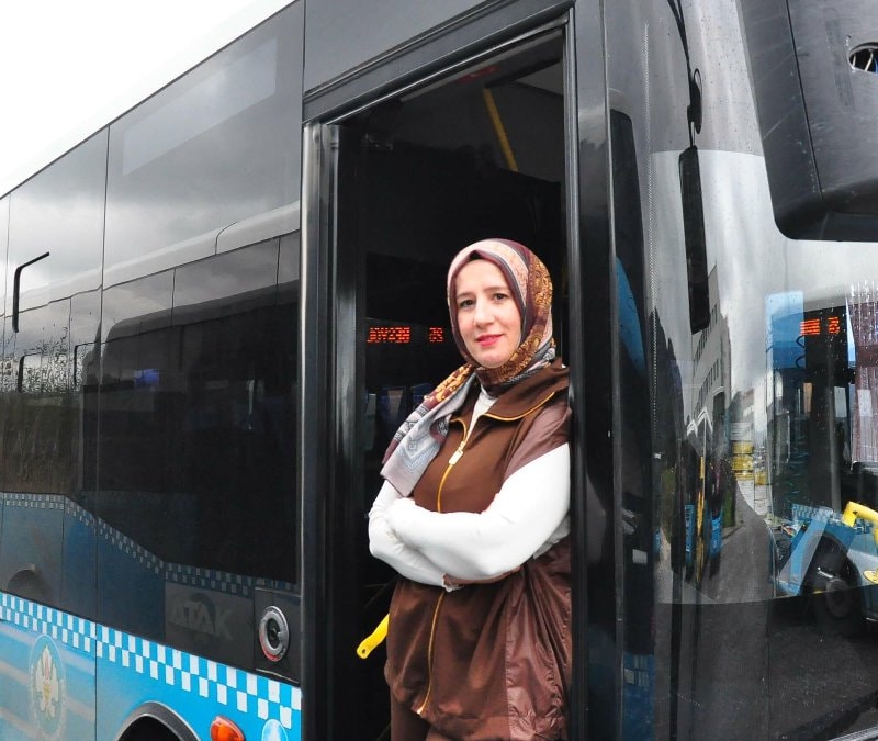 Manisa'nın ilk kadın otobüs şoförü oldu