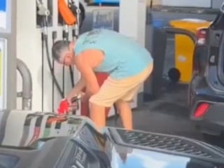 Avustralya'da benzin kuyruğunda stok yapan adam