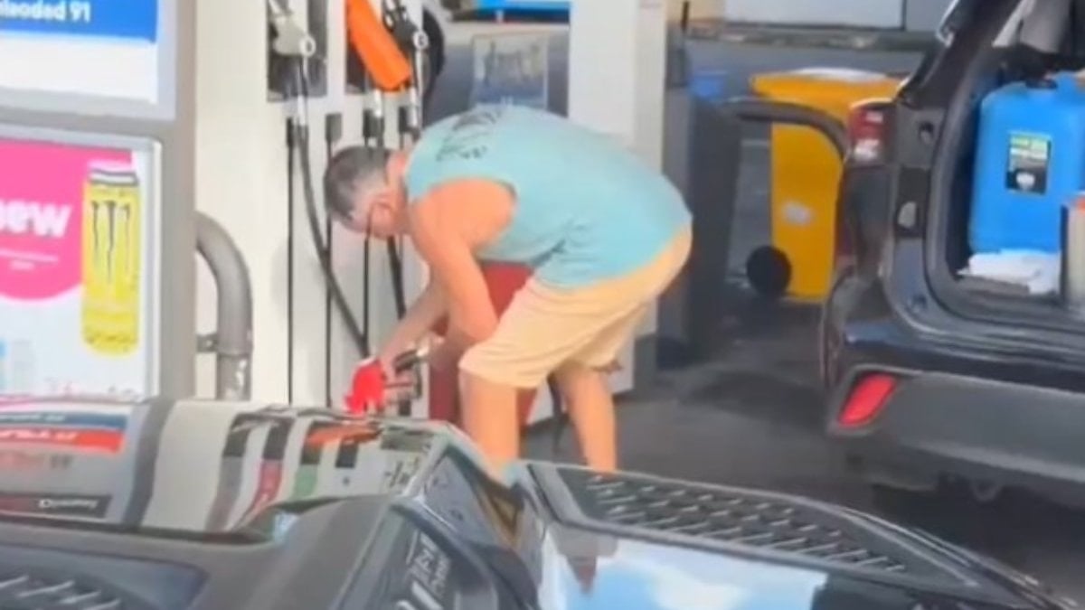 Avustralya'da benzin kuyruğunda stok yapan adam