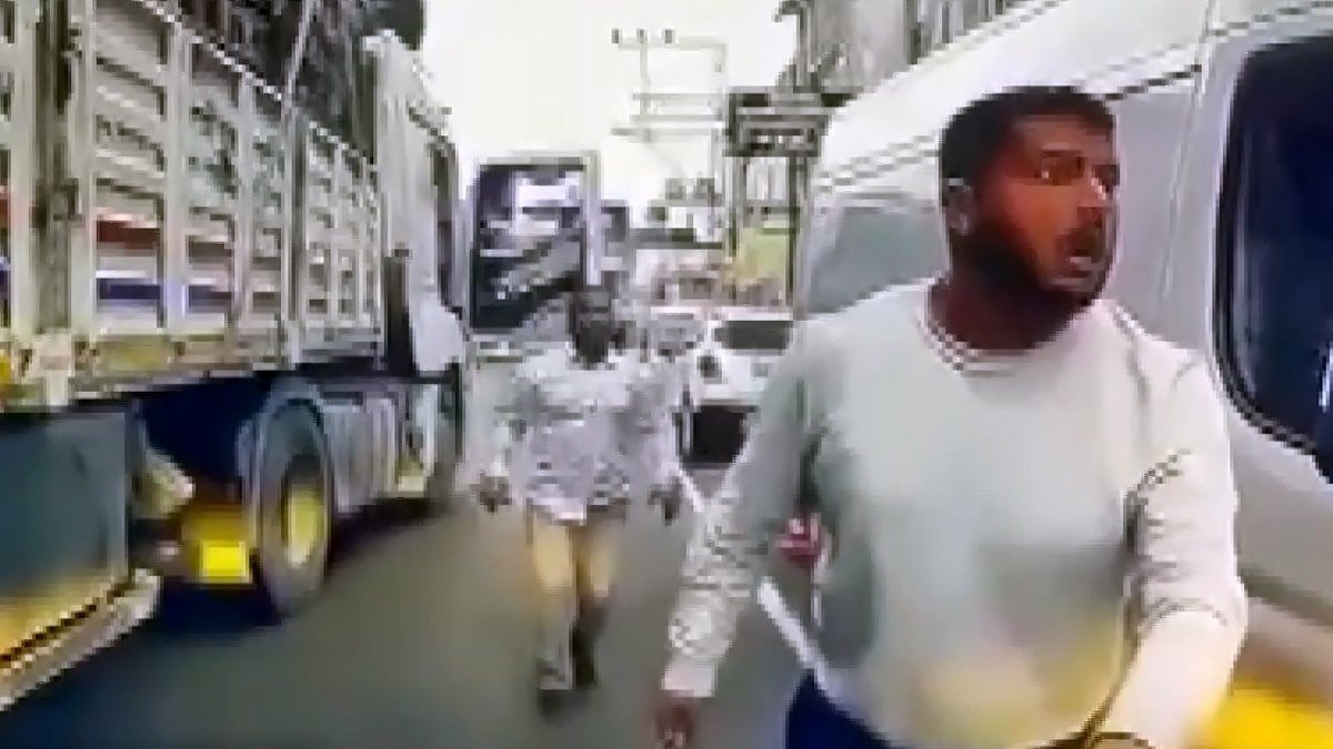 Adana'da tırla otomobilin önünü kesip, tehditler savurdu