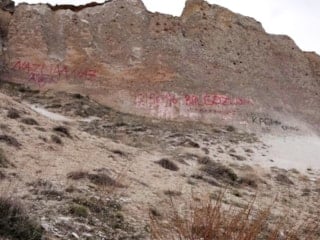 Kapadokya'nın doğu girişindeki peribacalarına sprey boyalı tahribat