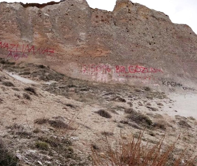 Kapadokya'nın doğu girişindeki peribacalarına sprey boyalı tahribat