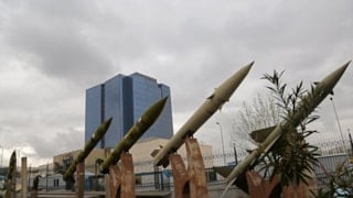 İran'ın misilleme saldırılarında kullanılan füzeler Tahran'da sergilendi