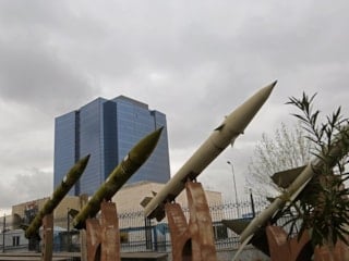 İran'ın misilleme saldırılarında kullanılan füzeler Tahran'da sergilendi