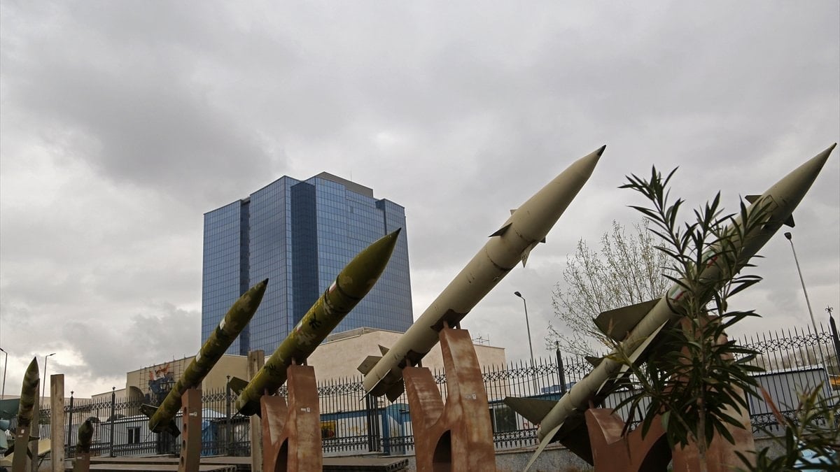 İran'ın misilleme saldırılarında kullanılan füzeler Tahran'da sergilendi